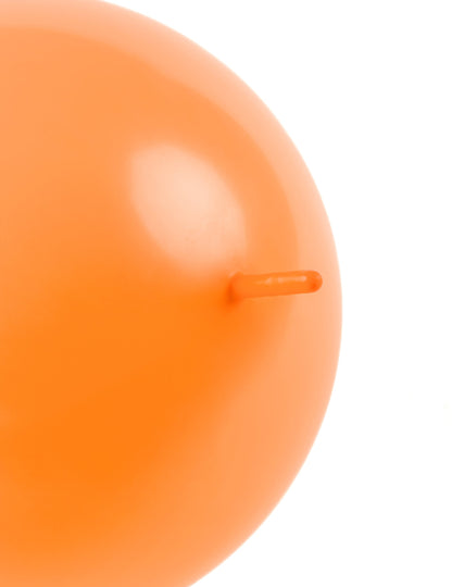 Détail de l'embout à relier des ballons à relier pour décoration orange