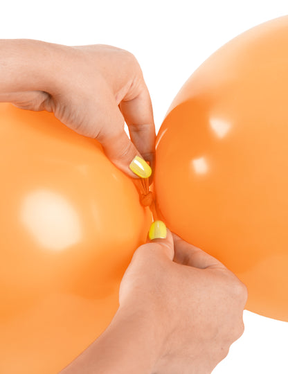 Détail de l'assemblage des ballons à relier pour décoration orange