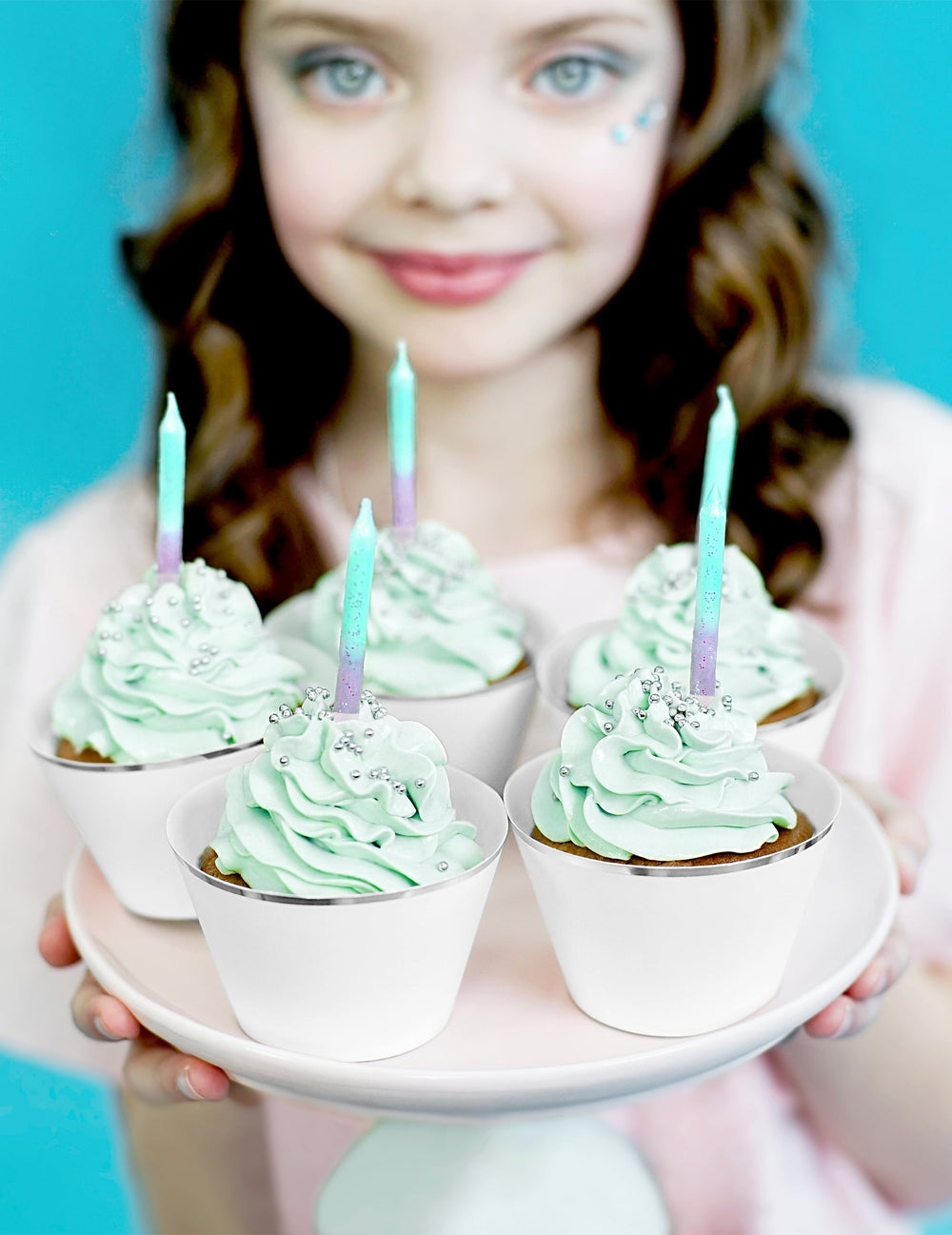 Mise en situation sur des cupcakes des bougies d'anniversaire iridescentes