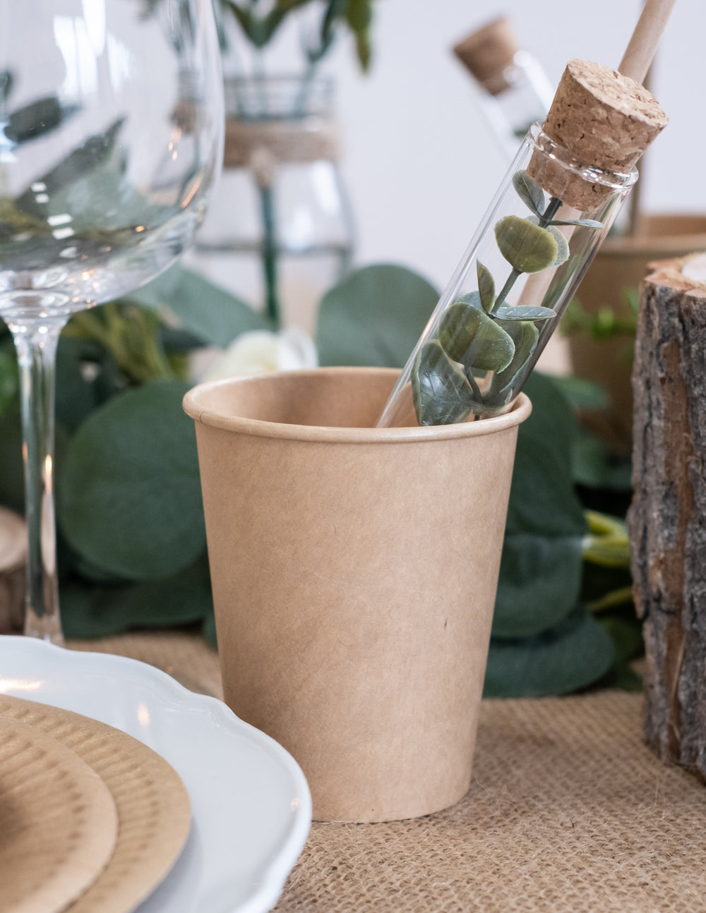 Mise en situation sur table des gobelets en carton kraft pour fête