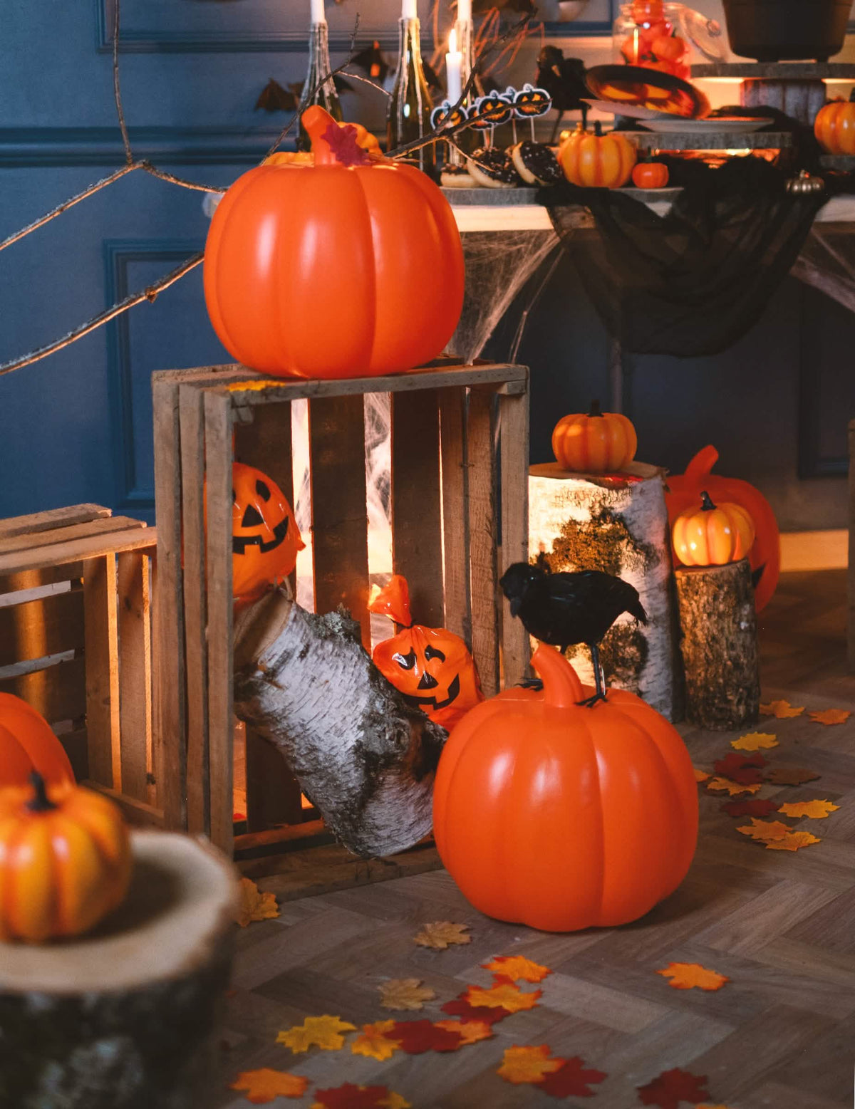 Koristeellinen lavastus kurpitsa-muovipusseilla halloweenia varten