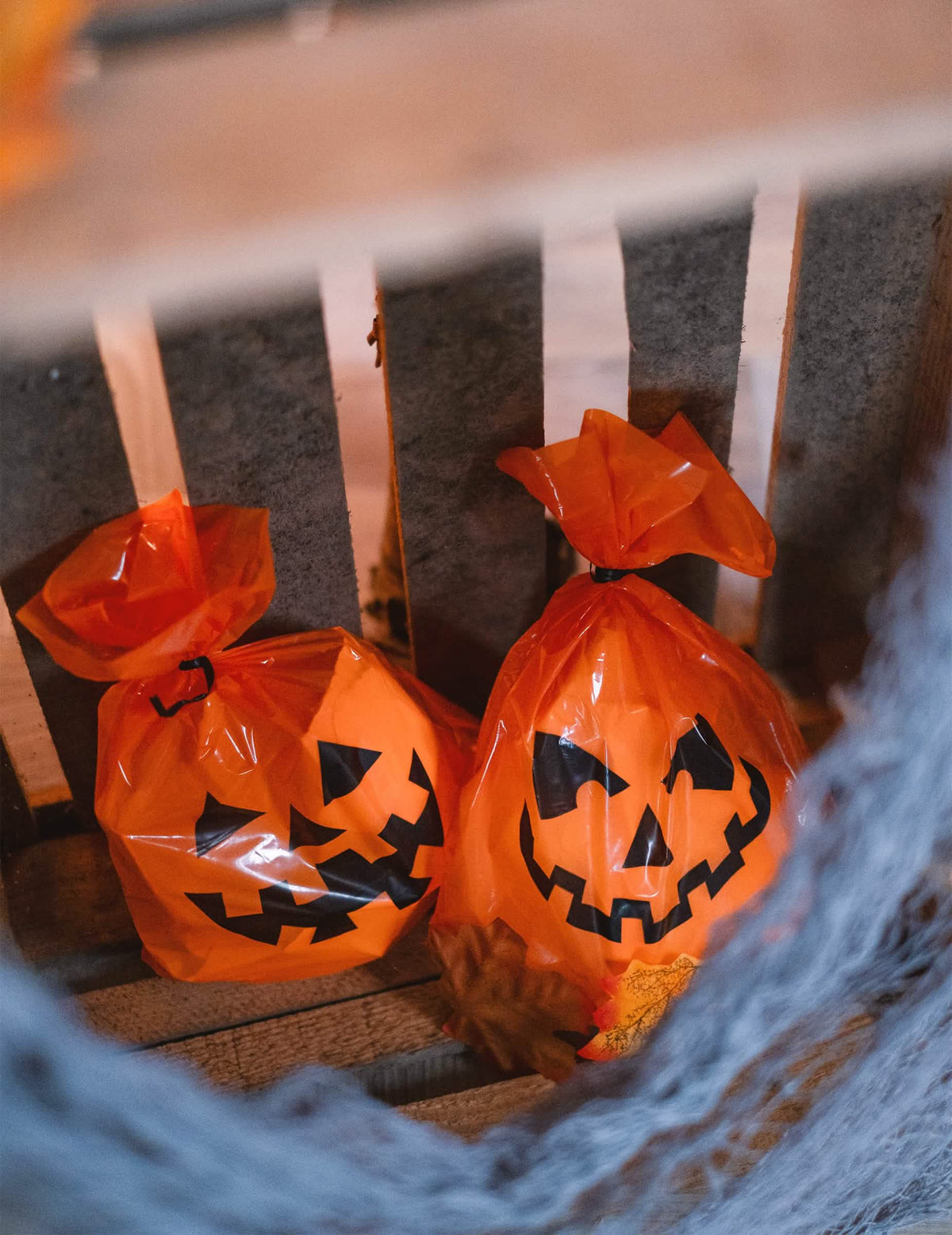 Halloweenin kurpitsamuovipussien esillepano