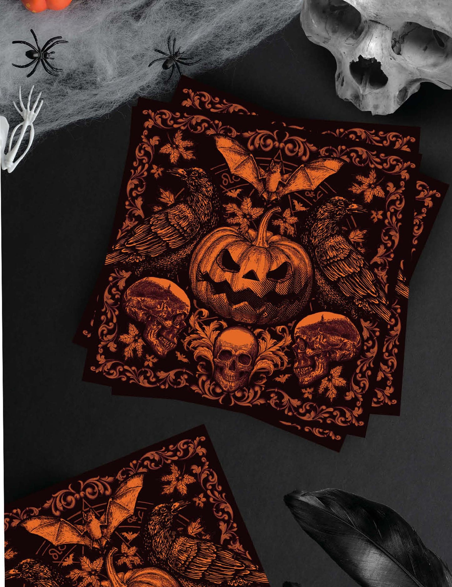 Gros plan sur les motifs des serviettes citrouille gothique