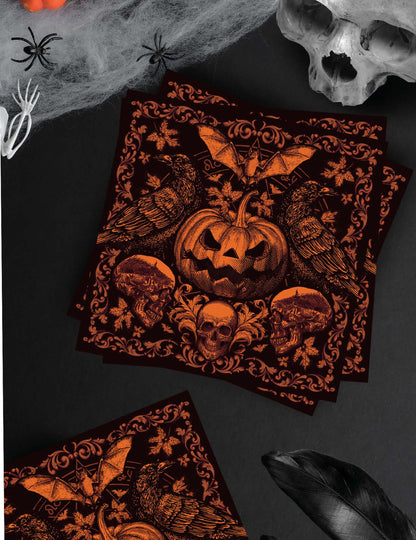 Gros plan sur les motifs des serviettes citrouille gothique