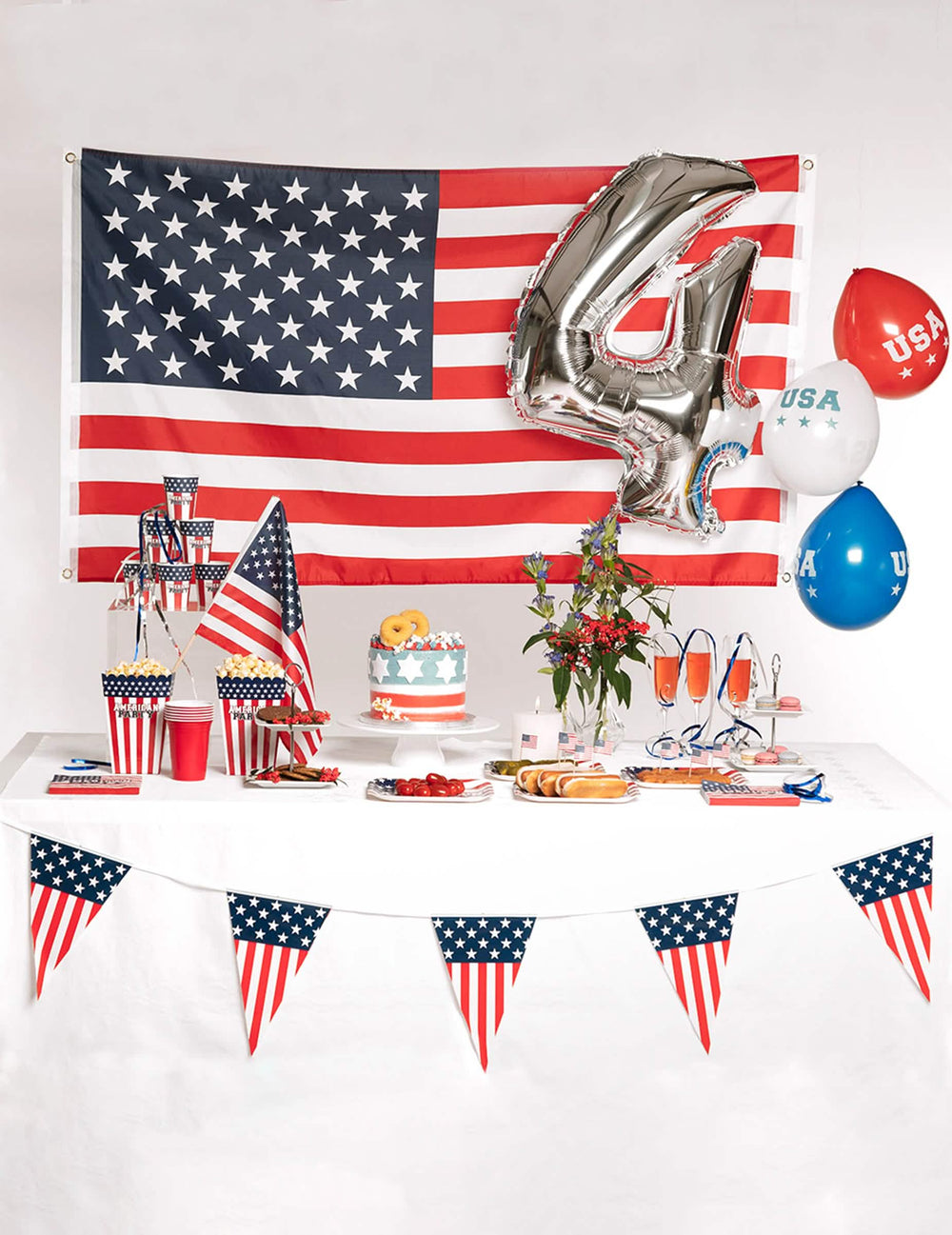 Aseteltu juhlapöydälle servetit American party