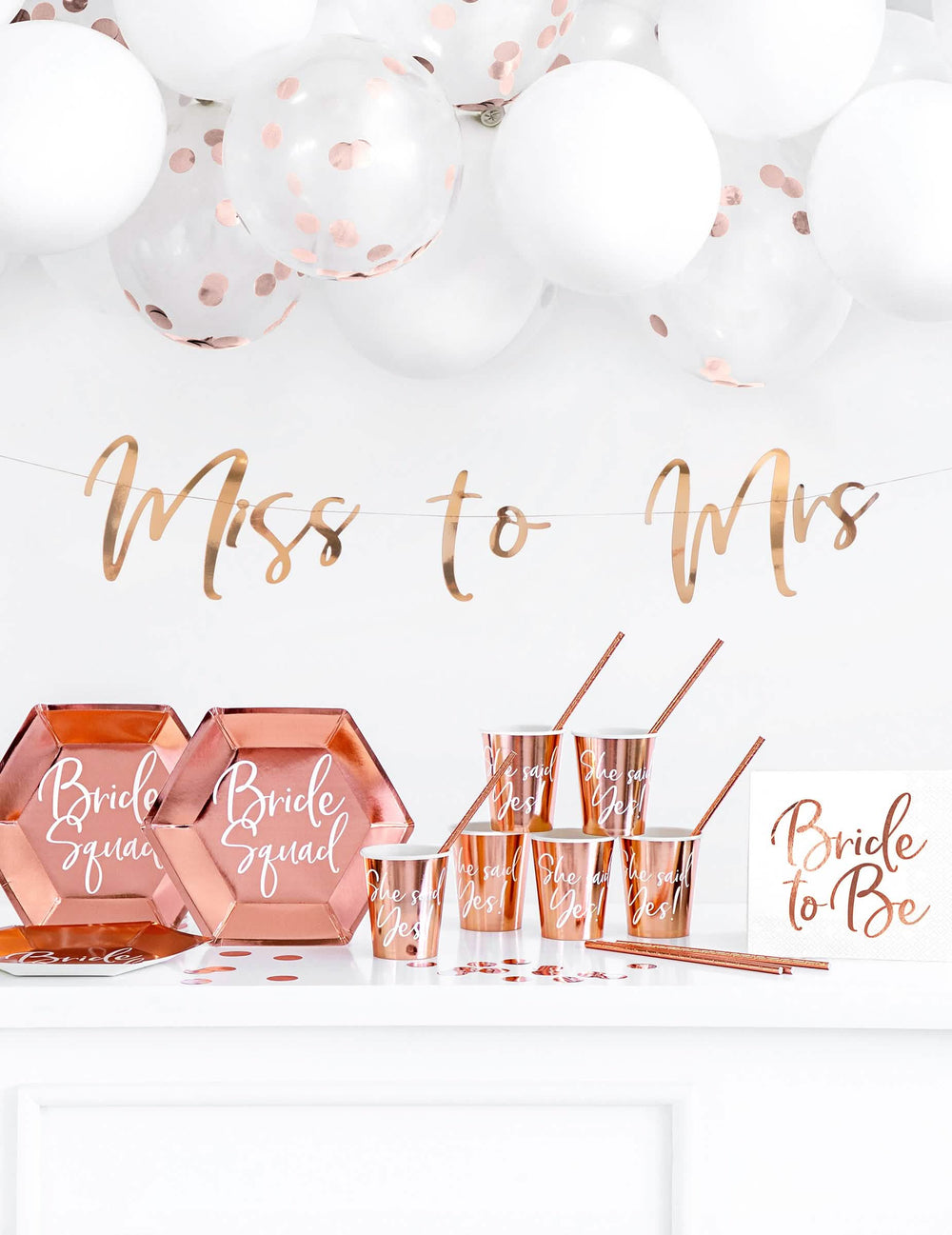 Mise en situation des serviettes en papier Bride to be dans une décoration de fête rose gold