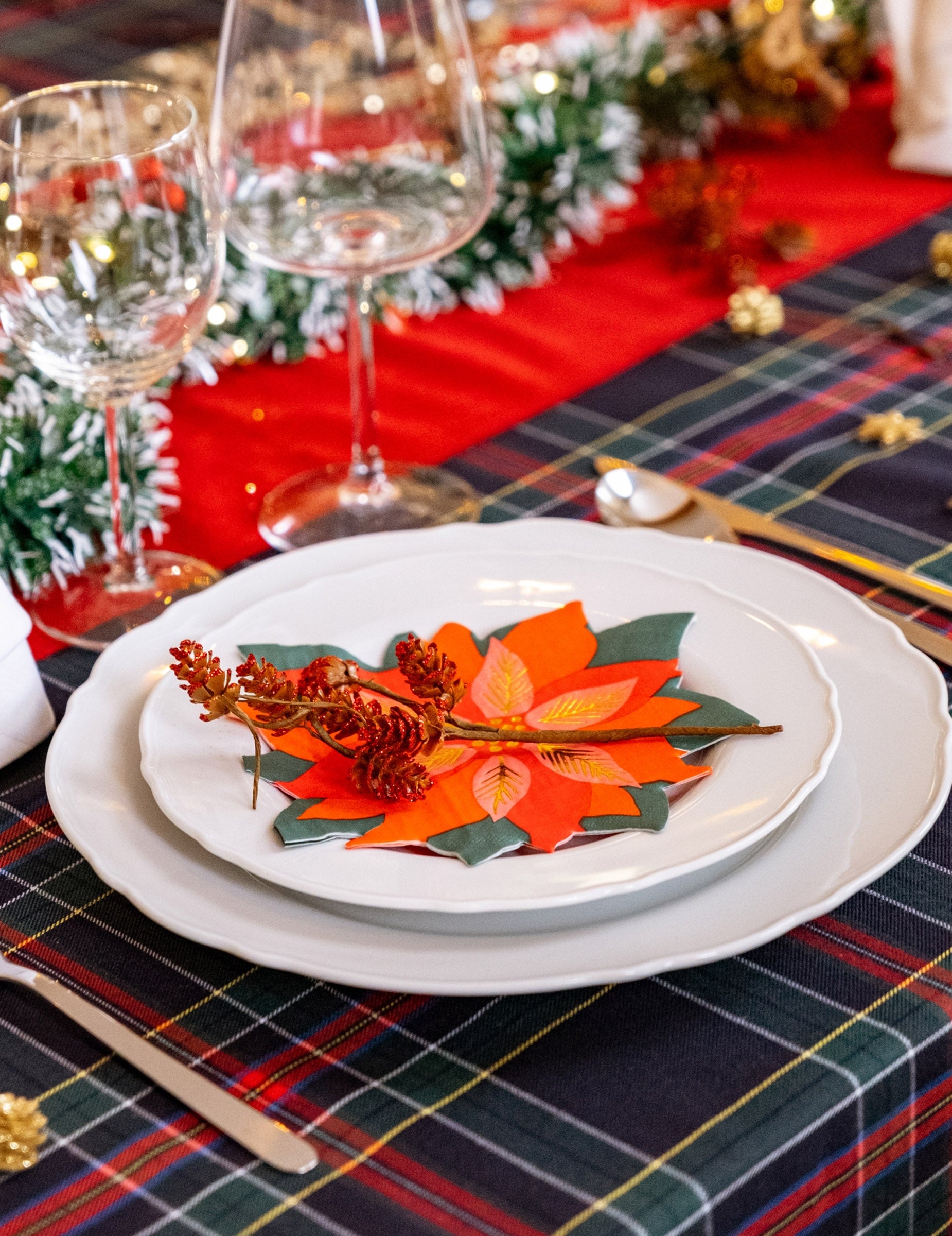 Gros plan sur l'assiette avec la serviette en papier fleur de Noël poinsettia