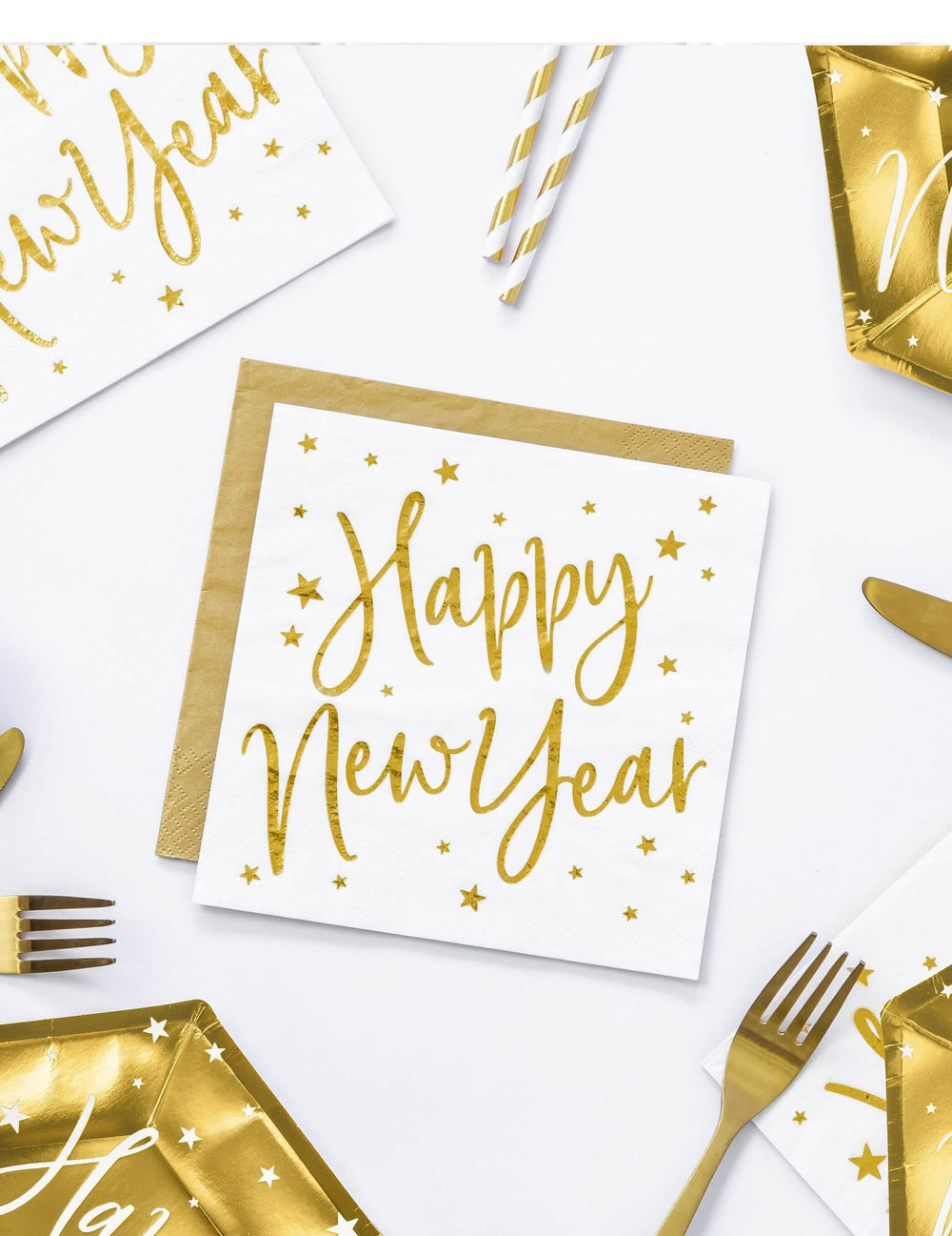 Vue de dessus des serviettes en papier Happy New Year blanches et dorées à étoiles