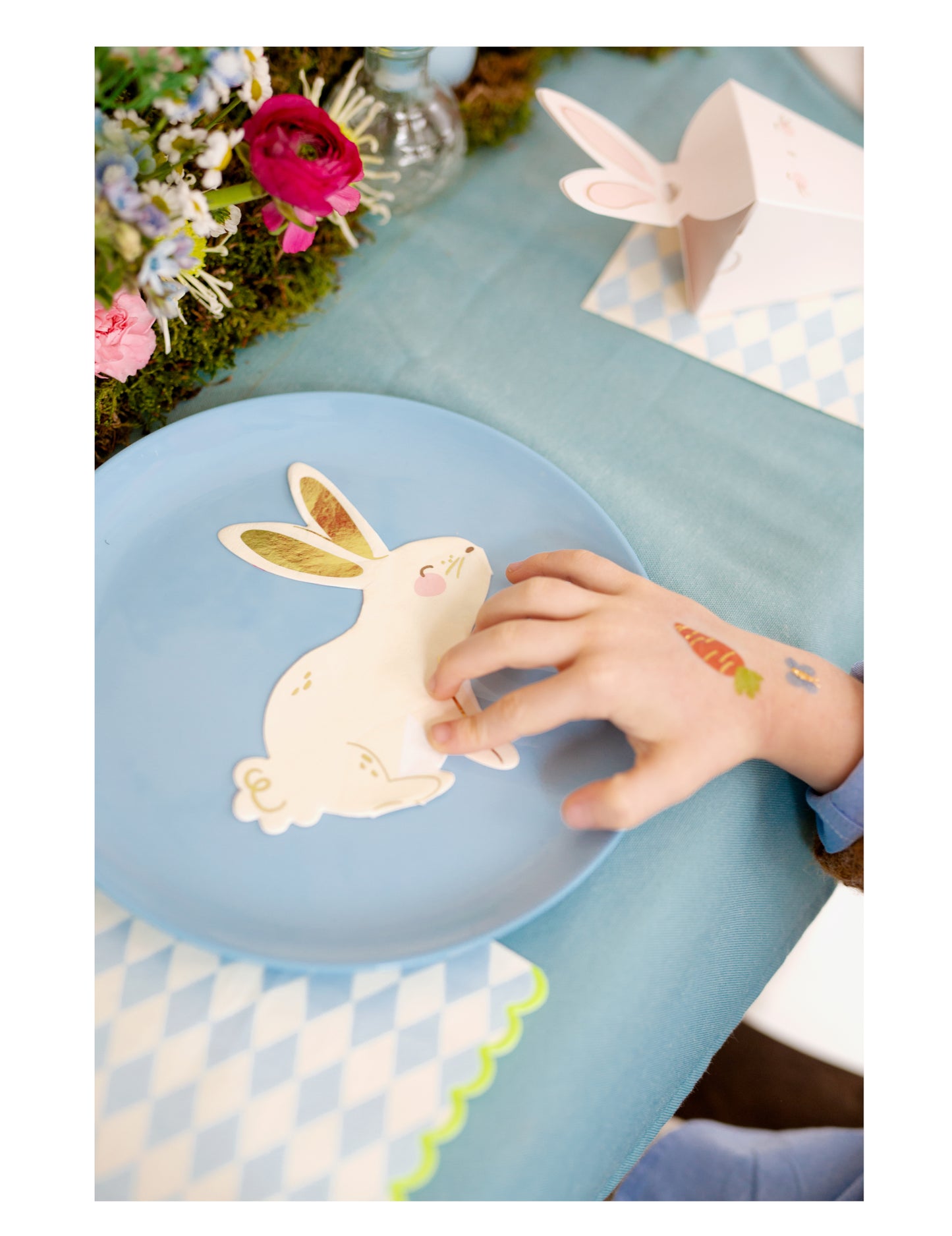 Mise en situation sur une table de fête des serviettes en papier lapin blanc et or