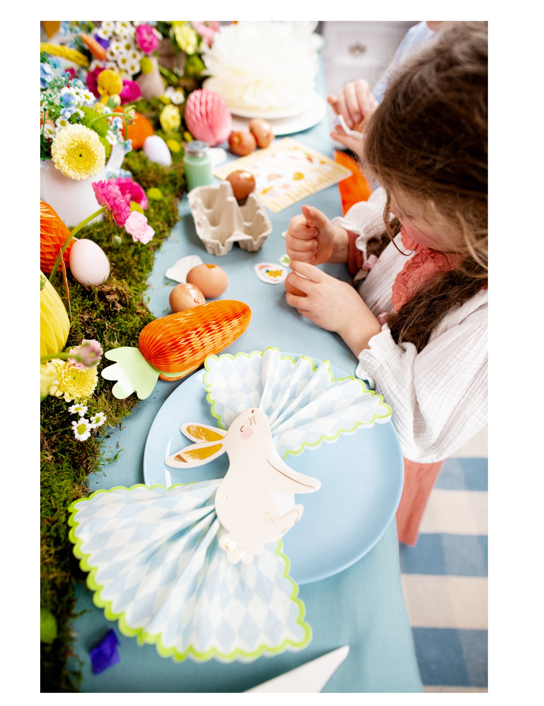 Détail de la décoration de table avec les serviettes en papier lapin blanc et or