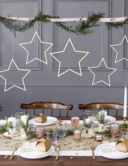 Mise en situation sur une table de fête des serviettes en papier sapin Merry Christmas