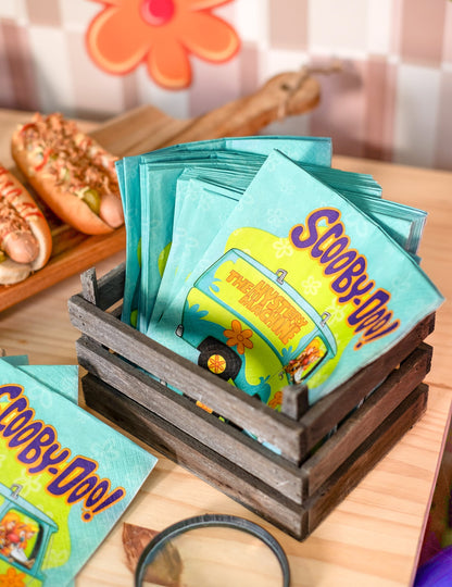 Mise en situation dans une cagette en bois des serviettes en papier Scooby-Doo