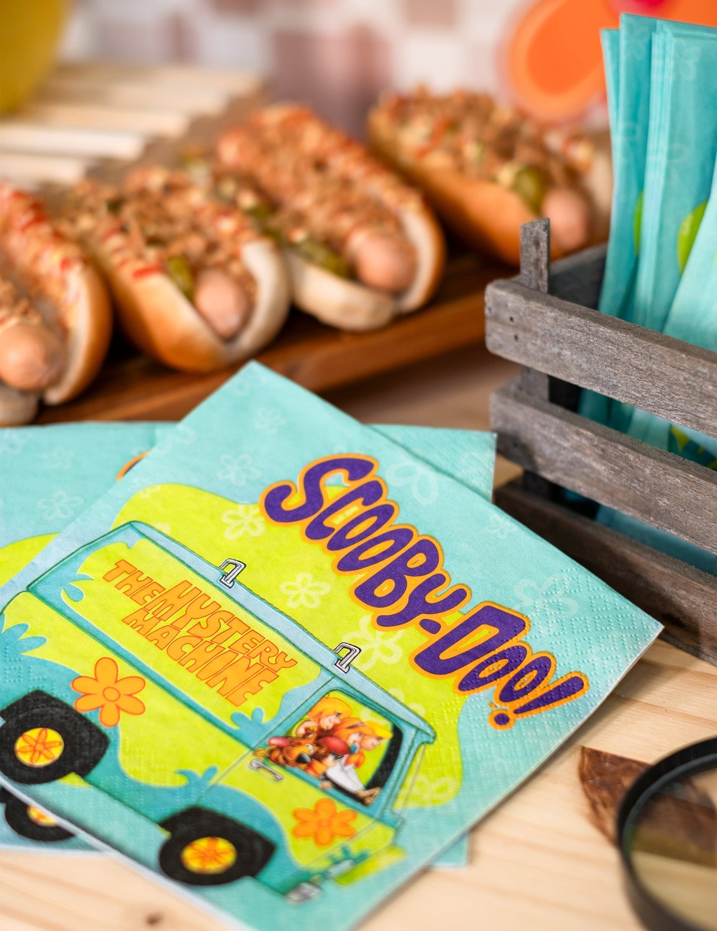 Mise en situation sur une table des serviettes en papier Scooby-Doo