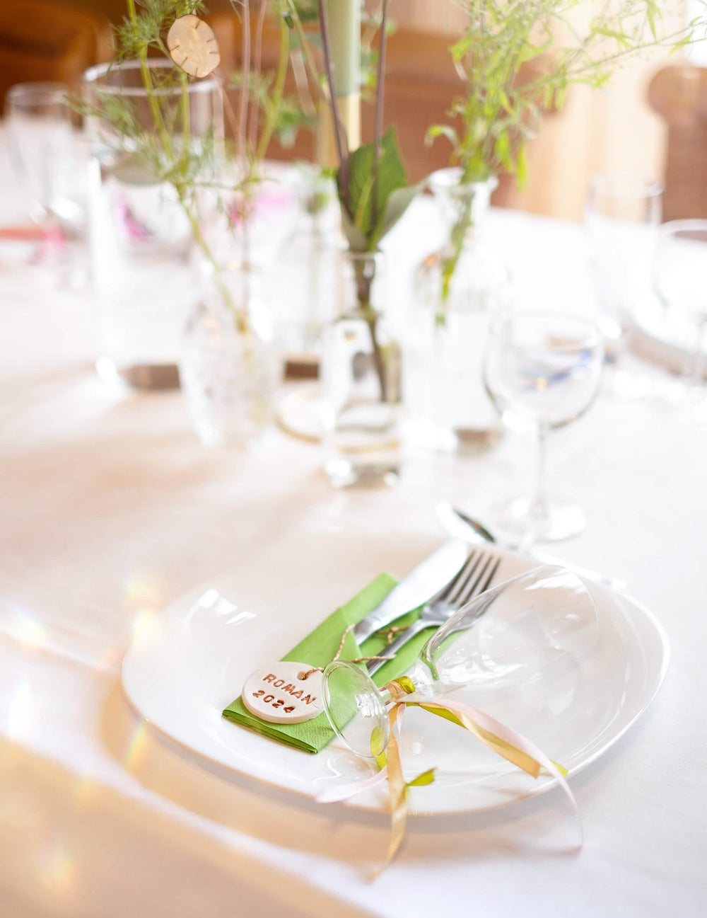 Mise en situation sur une table de fête des serviettes en papier vert citron