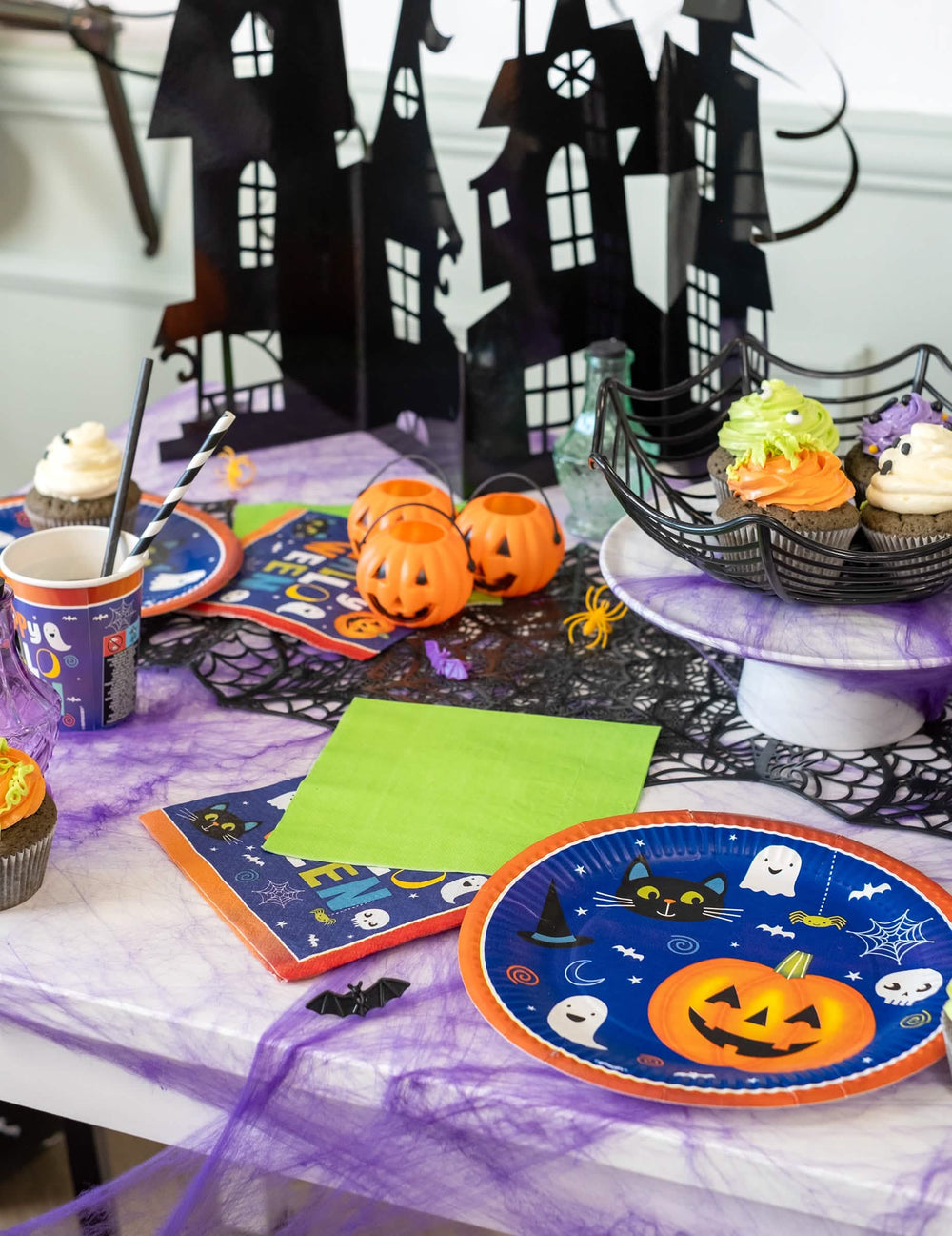 Mise en situation sur une table d'Halloween des serviettes en papier vert citron