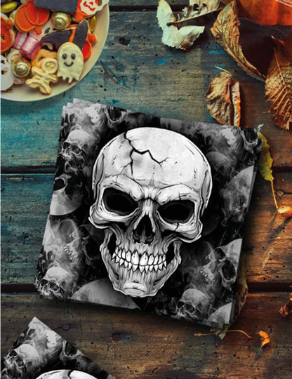 Mise en situation dans un décor d'Halloween des serviettes tête de mort