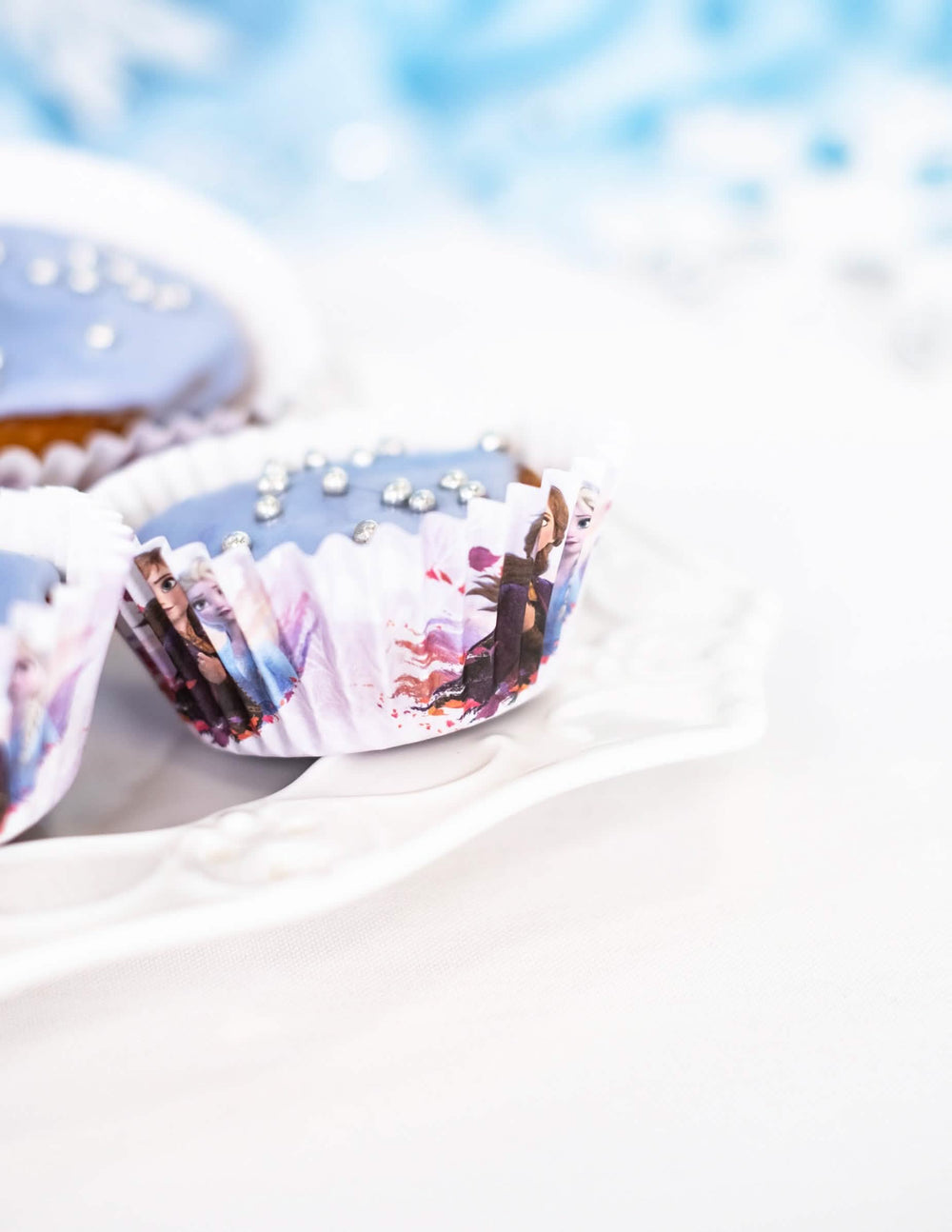 Lähikuva paperisten cupcake-vuokien Frozen-kuviosta