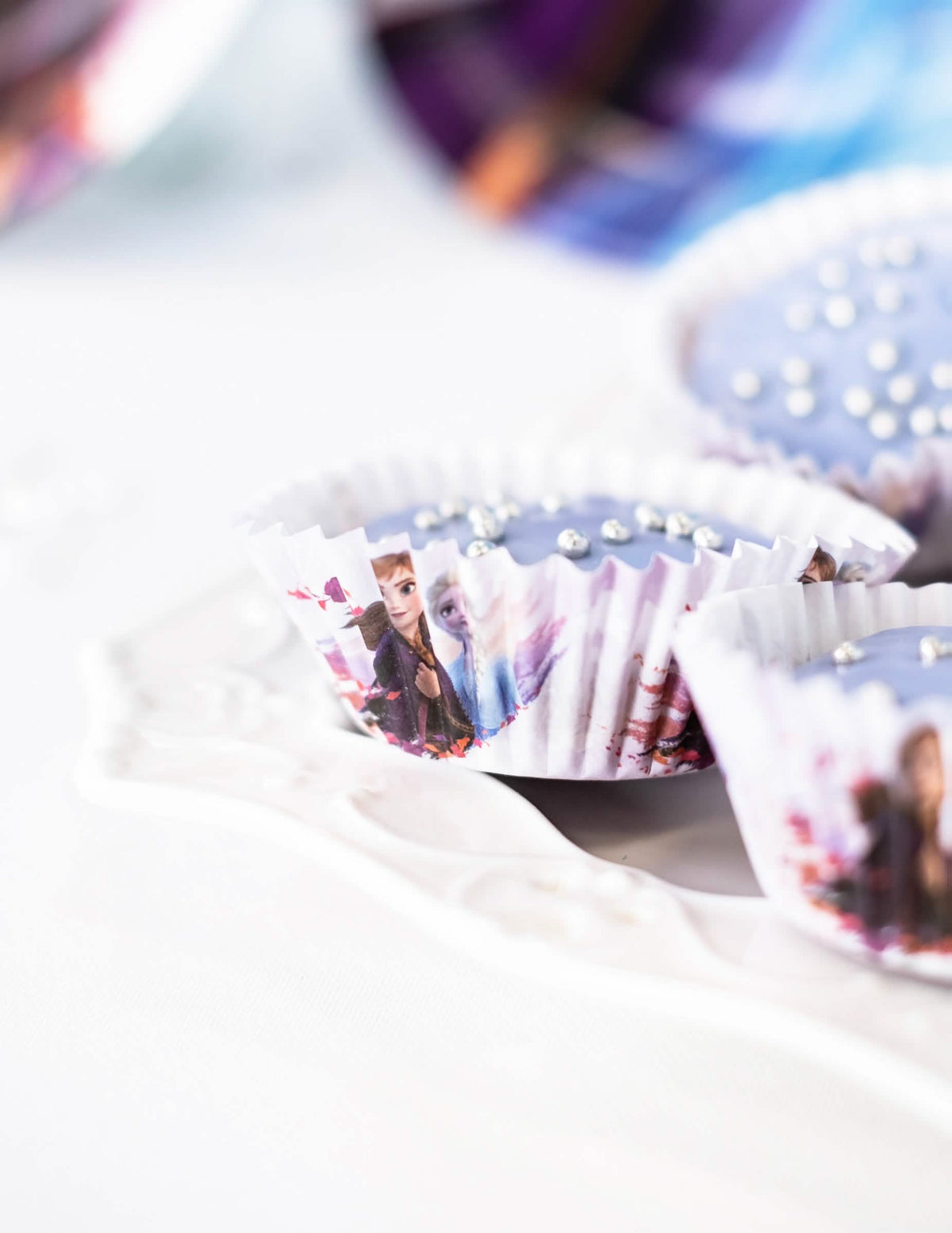 Paperiset cupcake-vuoat sivuprofiilista Frozen