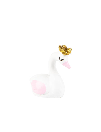 Vue de profil d'une des figurines en résine cygne pour baby shower