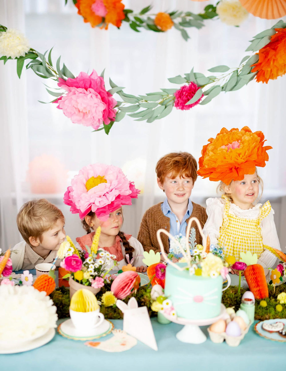 Utilisation en accessoire de fête des fleurs géantes en papier à suspendre rose jaune et orange