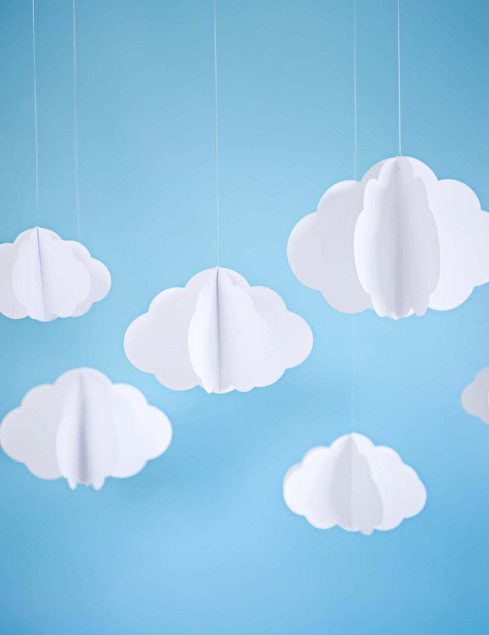 Vue d'ensemble des nuages en carton à suspendre pour décoration