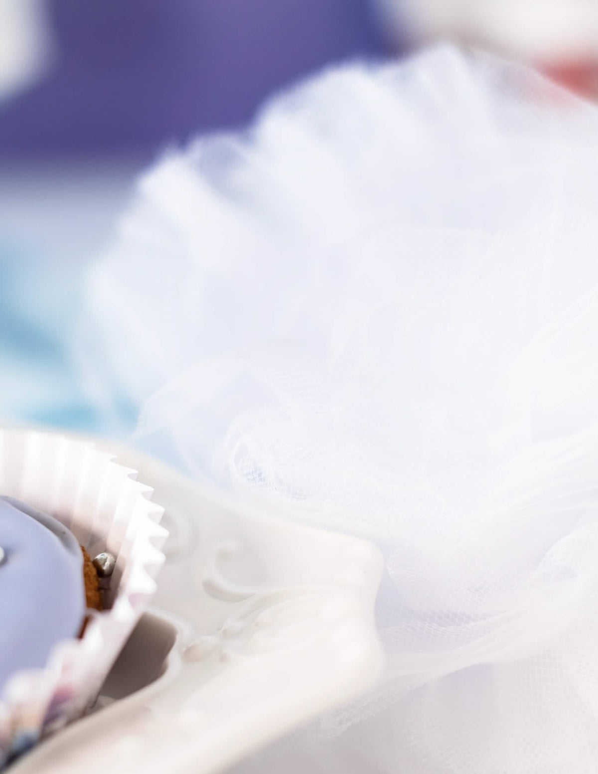 Détail de l'aspect vaporeux des pompons à suspendre en tulle pour décoration blancs