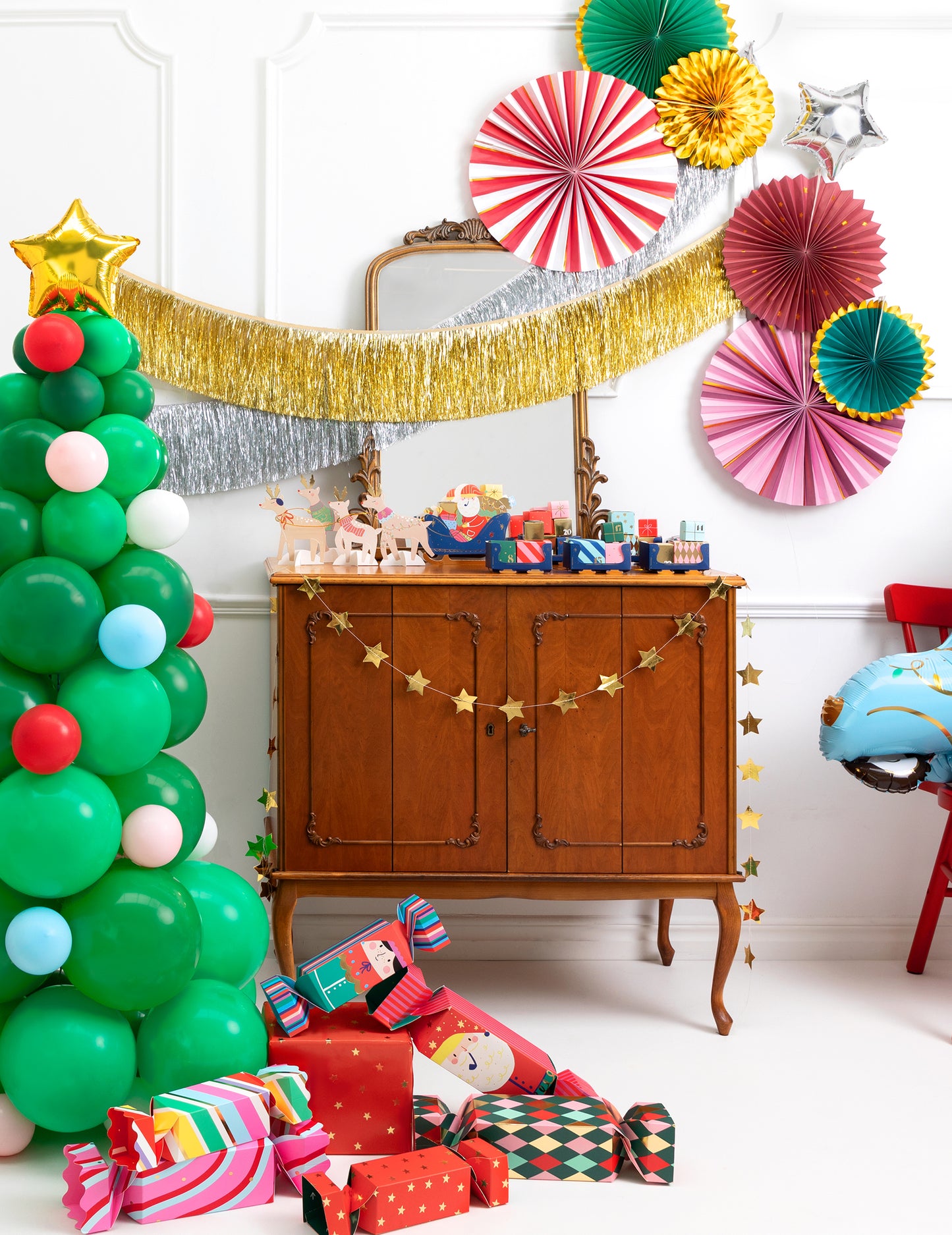 Vue de face de la décoration murale des rosaces de Noël pour fête