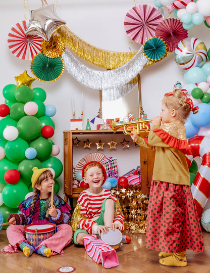 Mise en situation festive des rosaces de Noël pour fête rouges vertes et dorées