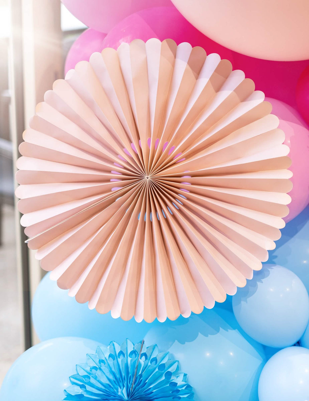 Gros plan sur une rosace des 3 rosaces décoratives en papier pour mariage