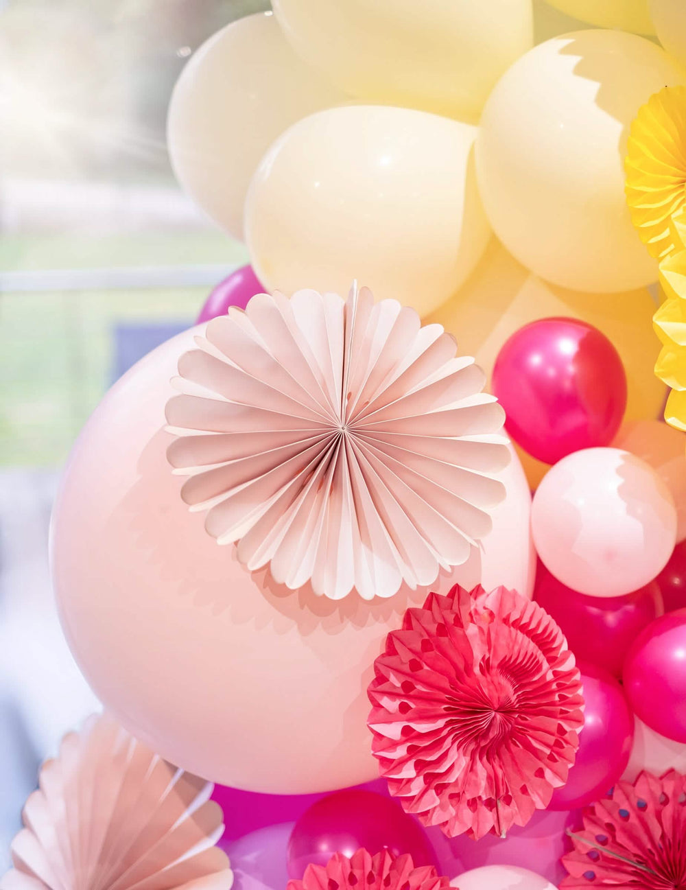 Mise en situation d'une rosace des 3 rosaces décoratives en papier pour mariage