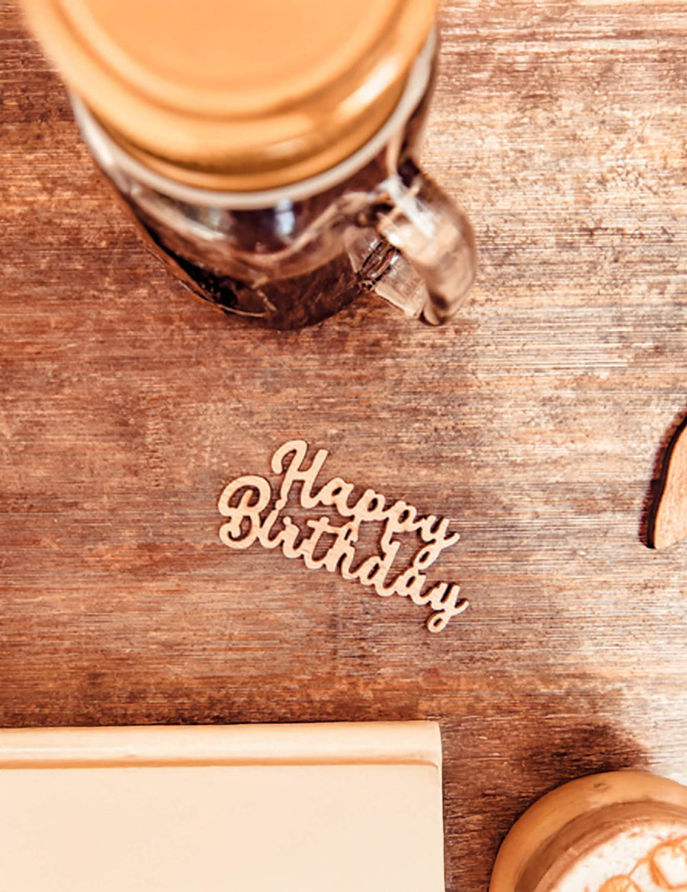 konfetit Happy Birthday -koristeiksi
