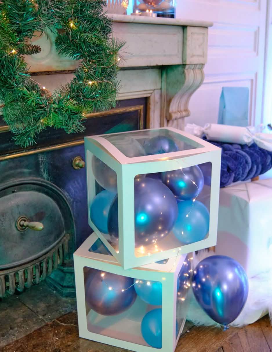Mise en situation festive avec guirlande lumineuse des cubes à ballons transparents décoration personnalisable