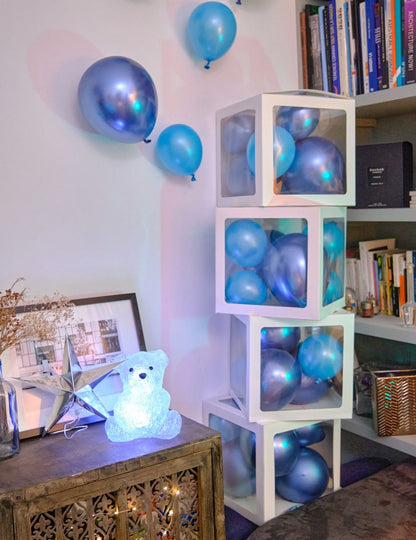 Mise en situation avec ballons bleus des cubes à ballons transparents décoration personnalisable pour fête