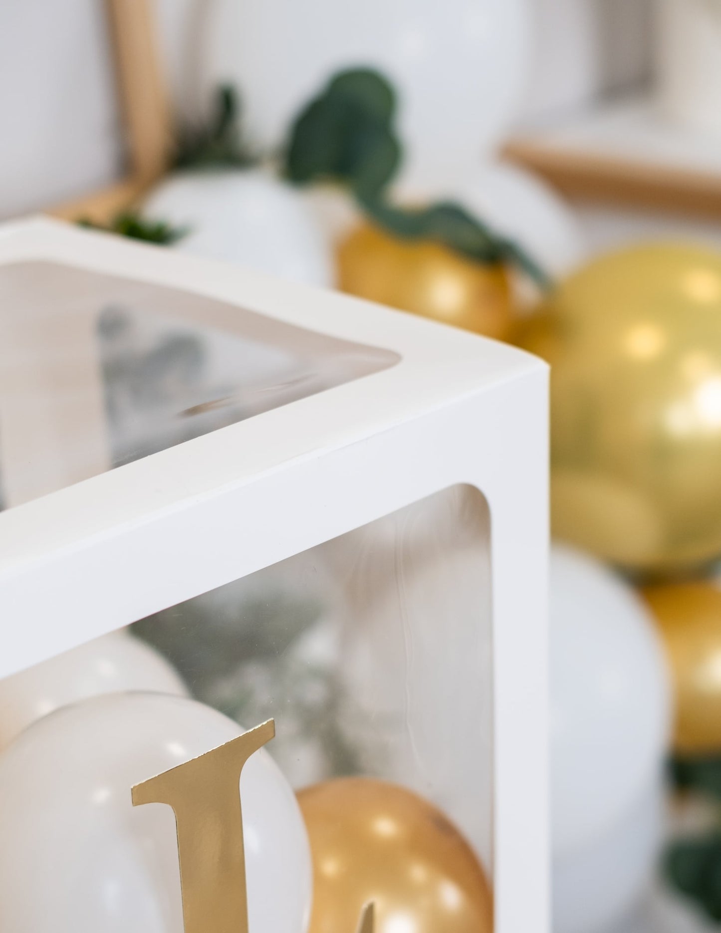 Gros plan sur le coin supérieur des cubes à ballons transparents décoration personnalisable