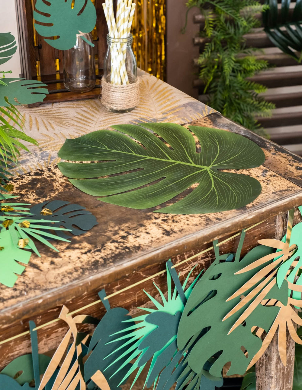 Monstera-lehtien esillepano koristelua varten