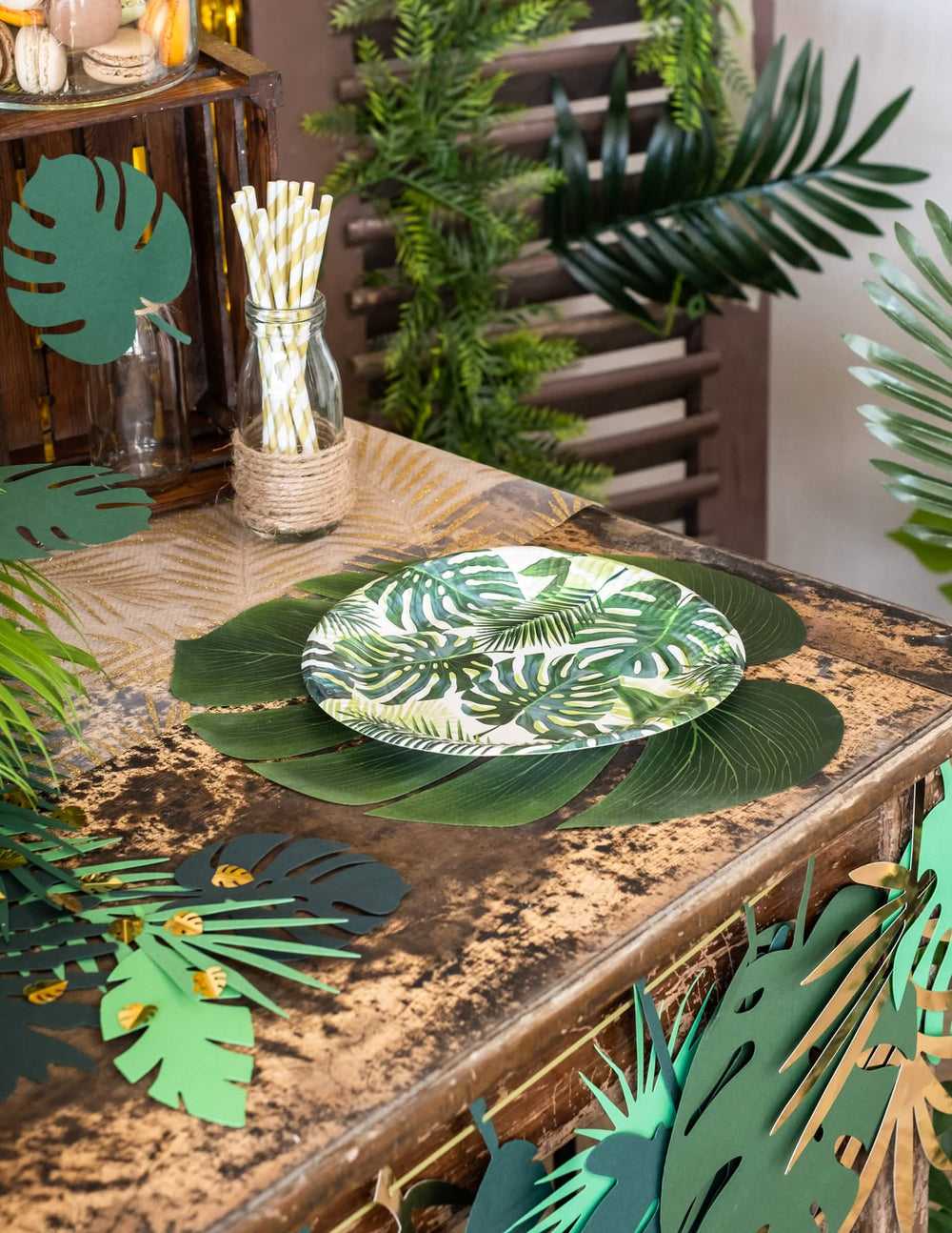 Pöytäkoristelu Monstera-lehdillä koristeeksi