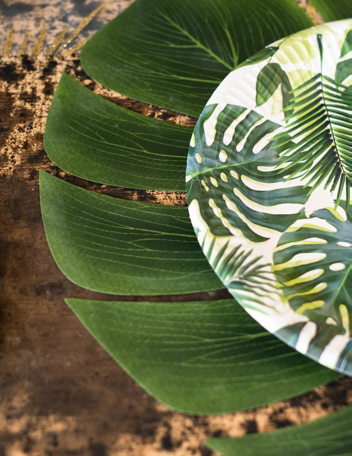 Monstera-lehtien käyttöä aluslautasten alla koristeena