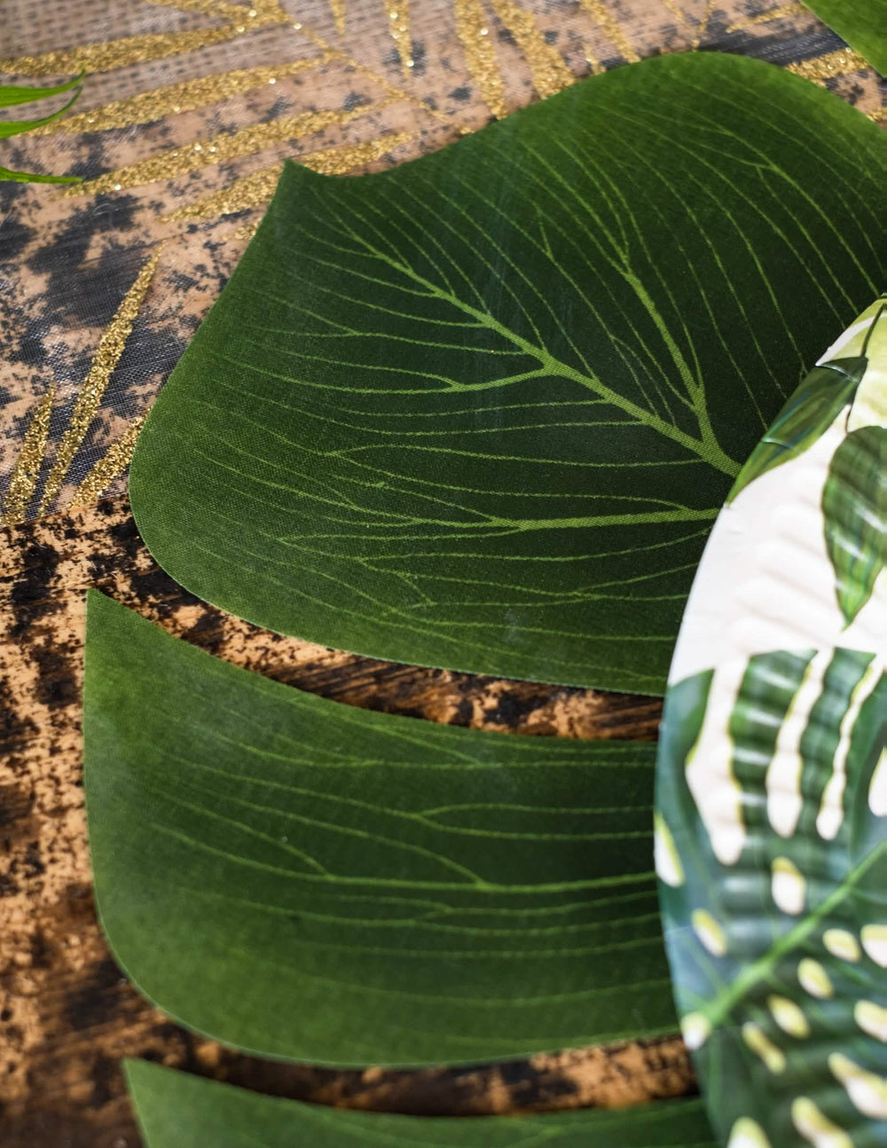 Monstera-sisustuskäyttöön tarkoitettujen 4 lehden pakkauksen uurretun tekstuurin yksityiskohta