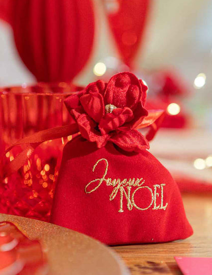 4 kpl Joyeux Noël -lahjapusseja punainen sametti ja kulta 9,5 x 11,5 cm