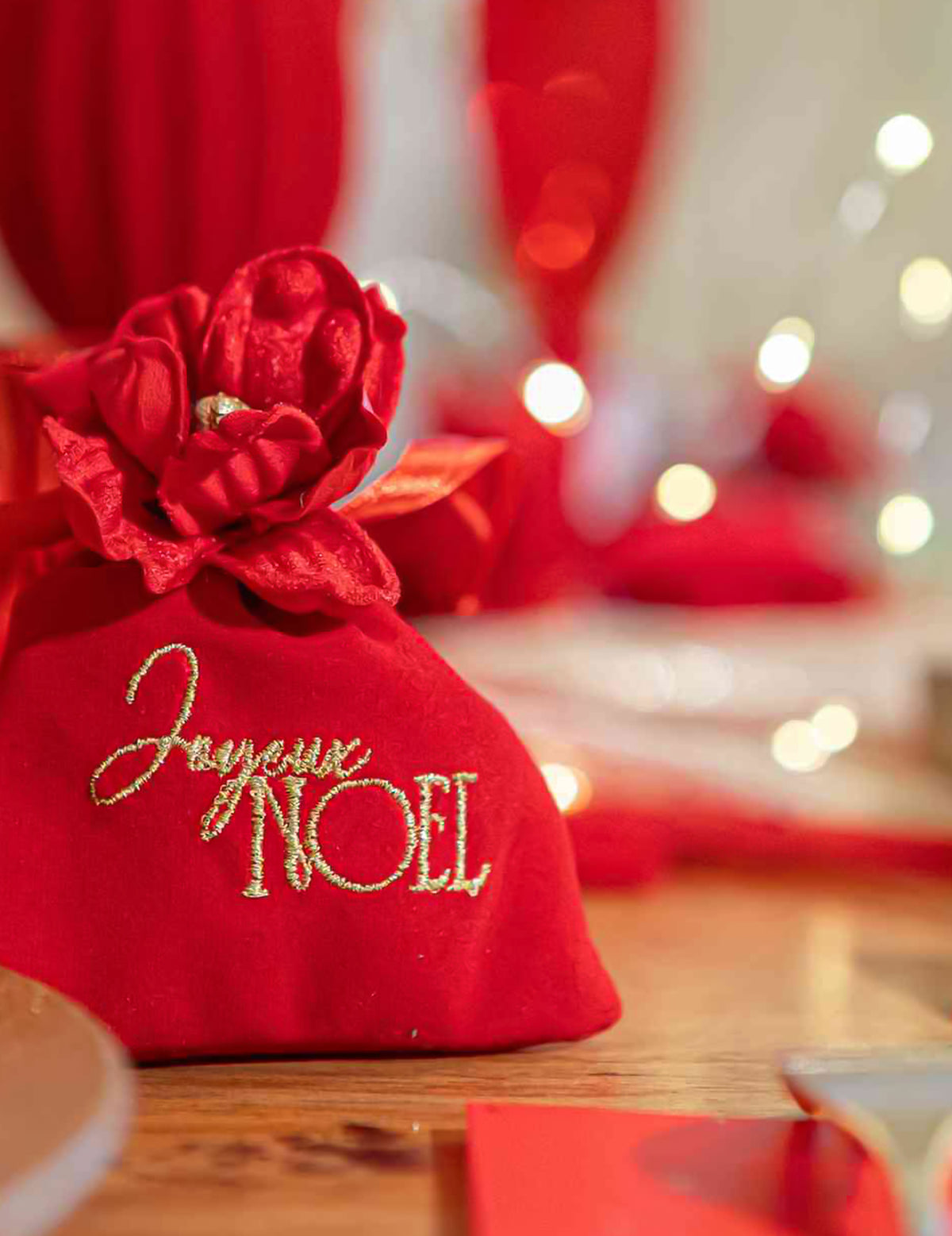 4 kpl Joyeux Noël -lahjapusseja punainen sametti ja kulta 9,5 x 11,5 cm