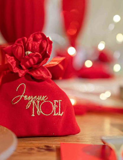 4 kpl Joyeux Noël -lahjapusseja punainen sametti ja kulta 9,5 x 11,5 cm