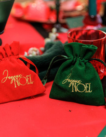 4 kpl Joyeux Noël -lahjapusseja punainen sametti ja kulta 9,5 x 11,5 cm