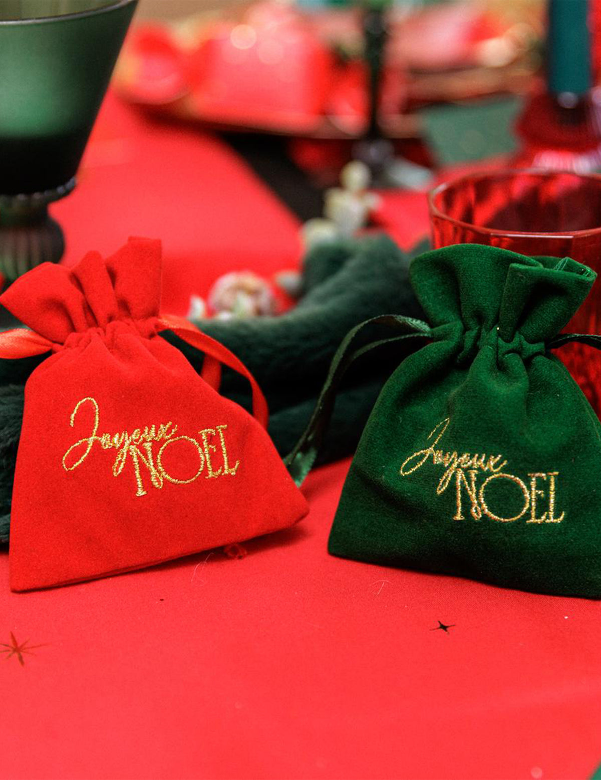 4 kpl Joyeux Noël -lahjapusseja tummanvihreä sametti ja kulta 9,5 x 11,5 cm