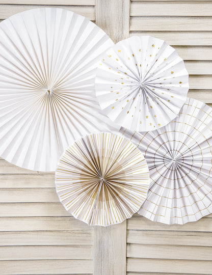 Aperçu des différents modèles des rosaces décoratives en papier blanches et dorées