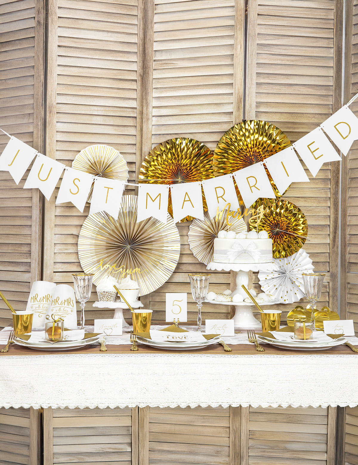 Mise en situation du lot de 4 rosaces décoratives en papier pour fête blanches et dorées