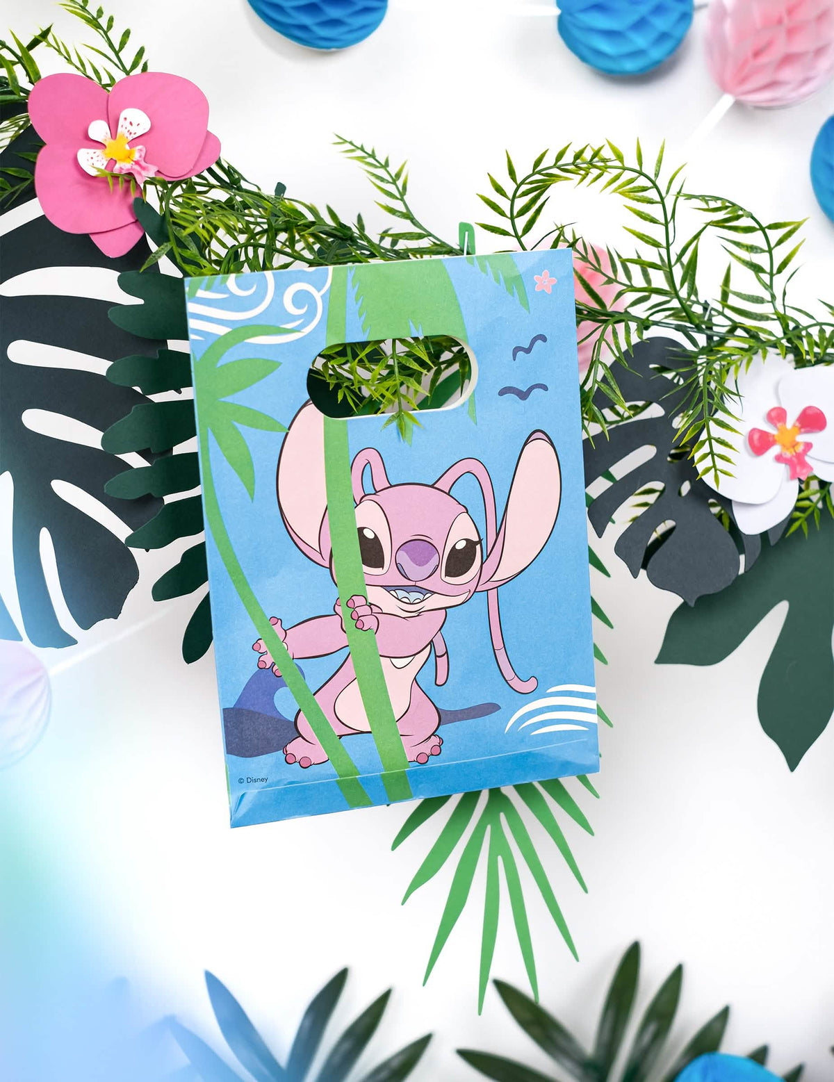 Gros plan sur le personnage Angel des sacs cadeaux en papier Stitch