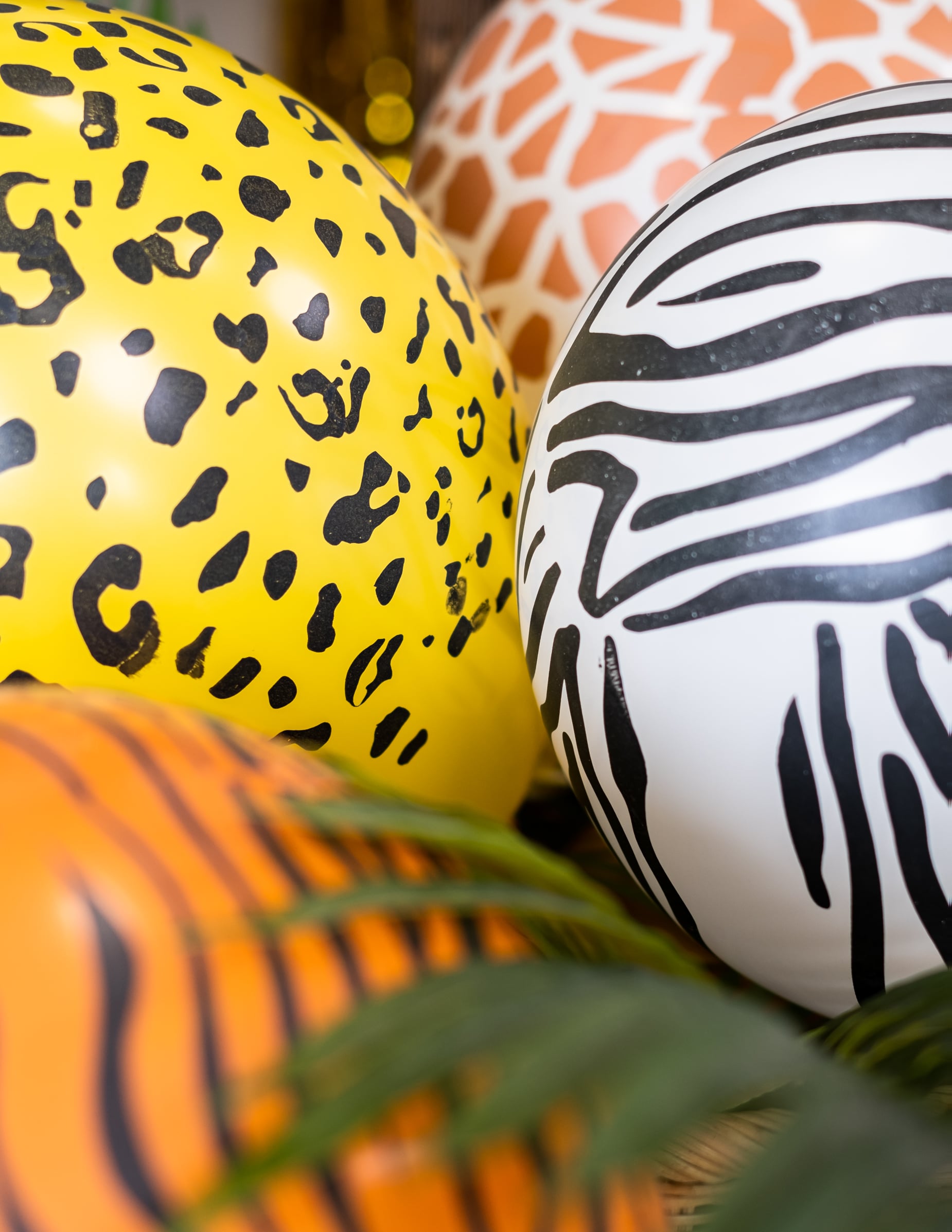 Gros plan sur les différents imprimés du ballons en latex imprimé safari animaux de la savane