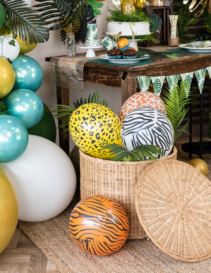 Mise en scène dans un panier du ballons en latex safari animaux de la savane