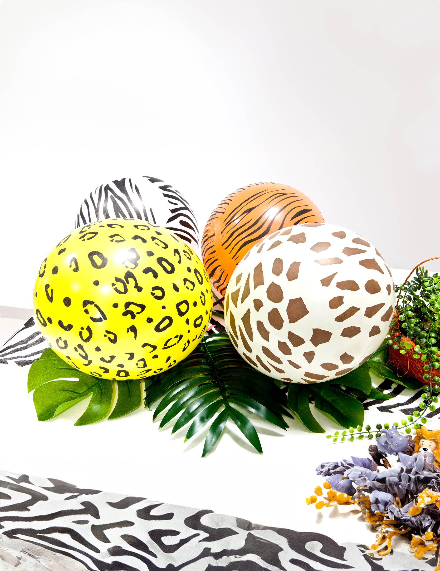 Mise en scène sur feuilles tropicales du ballons en latex safari animaux de la savane