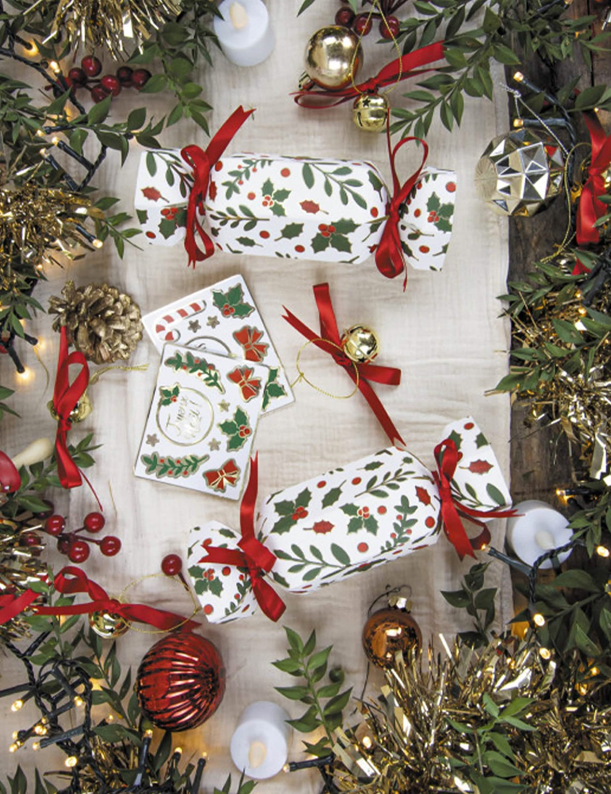 Mise en situation festive des petits crackers houx de noël